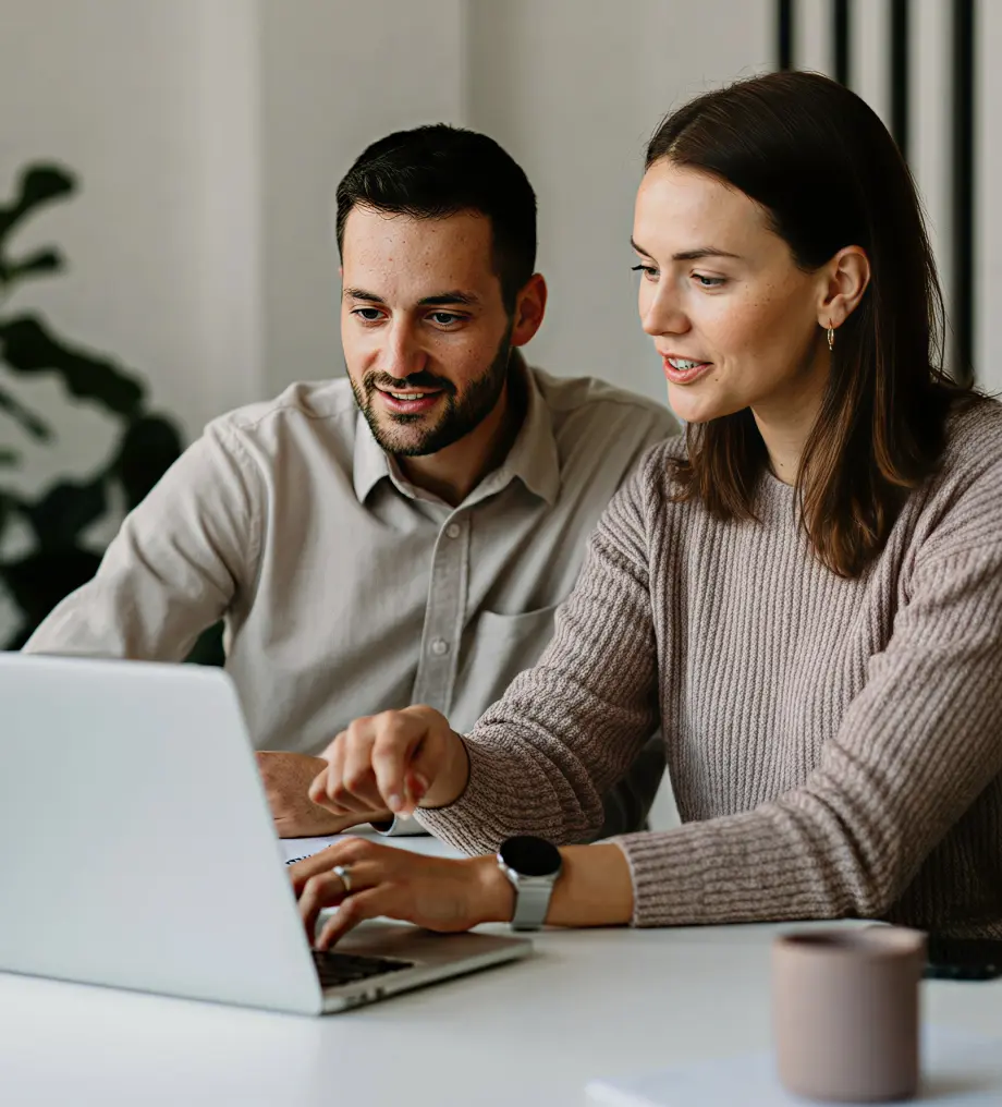 personne travaillant avec ordinateur