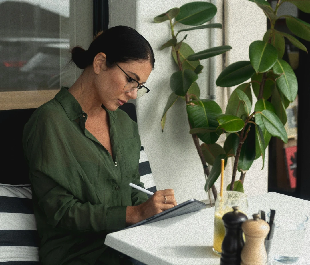 femme travaillant sur tablette