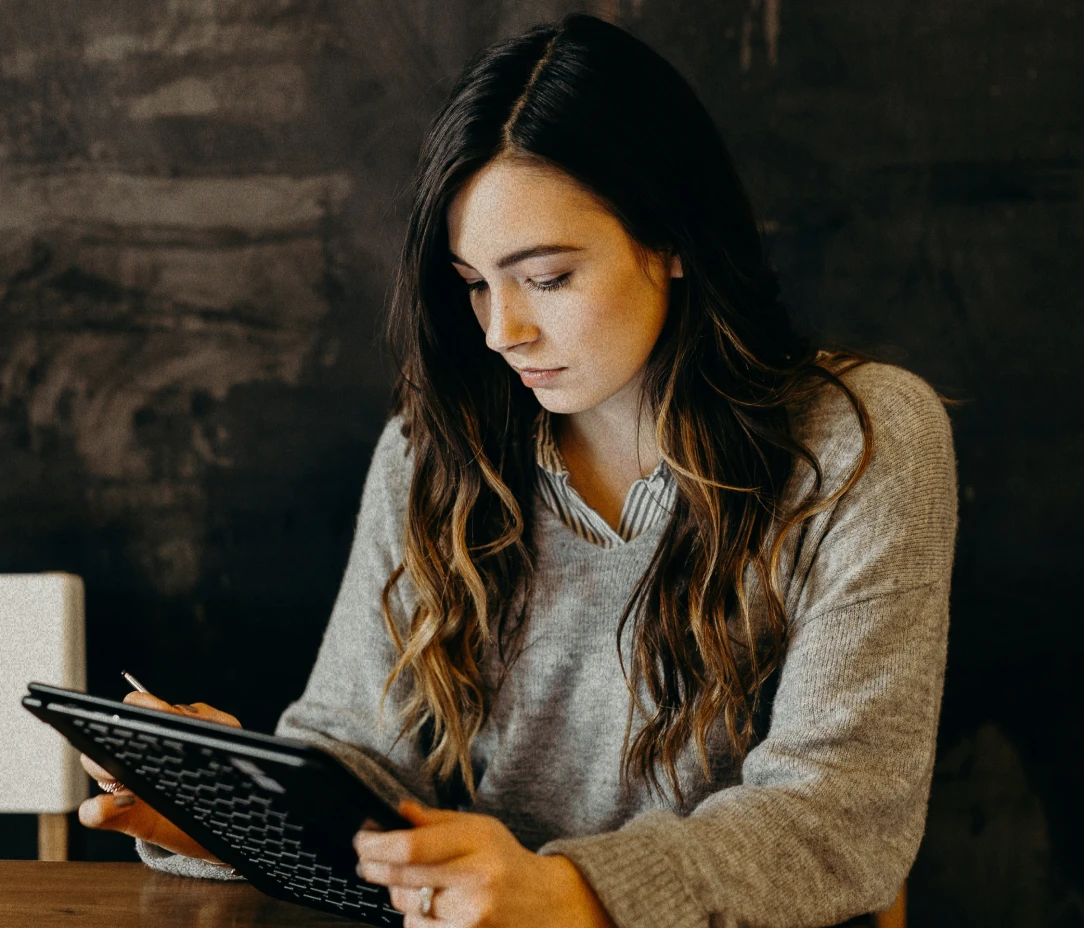 femme avec tablette